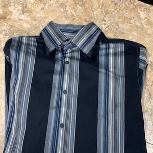Murano size large dress shirt. In EUC. (51/5)